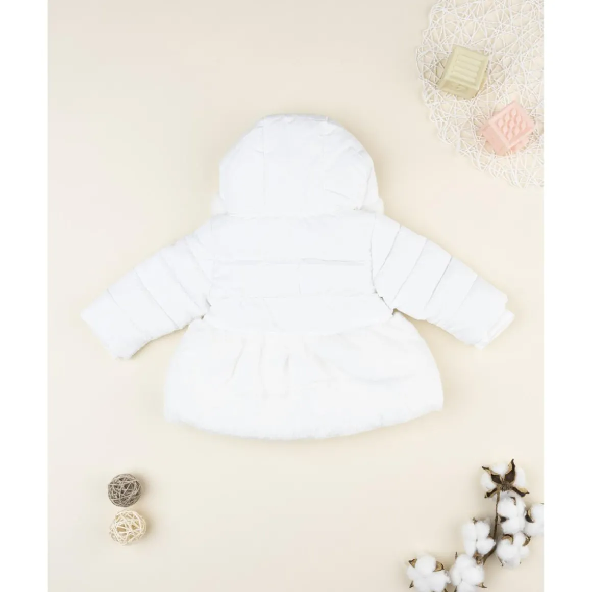 Abrigo acolchado niña blanco con inserto de peluche