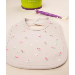 Babero Beige Flores Rojas para Recién Nacida