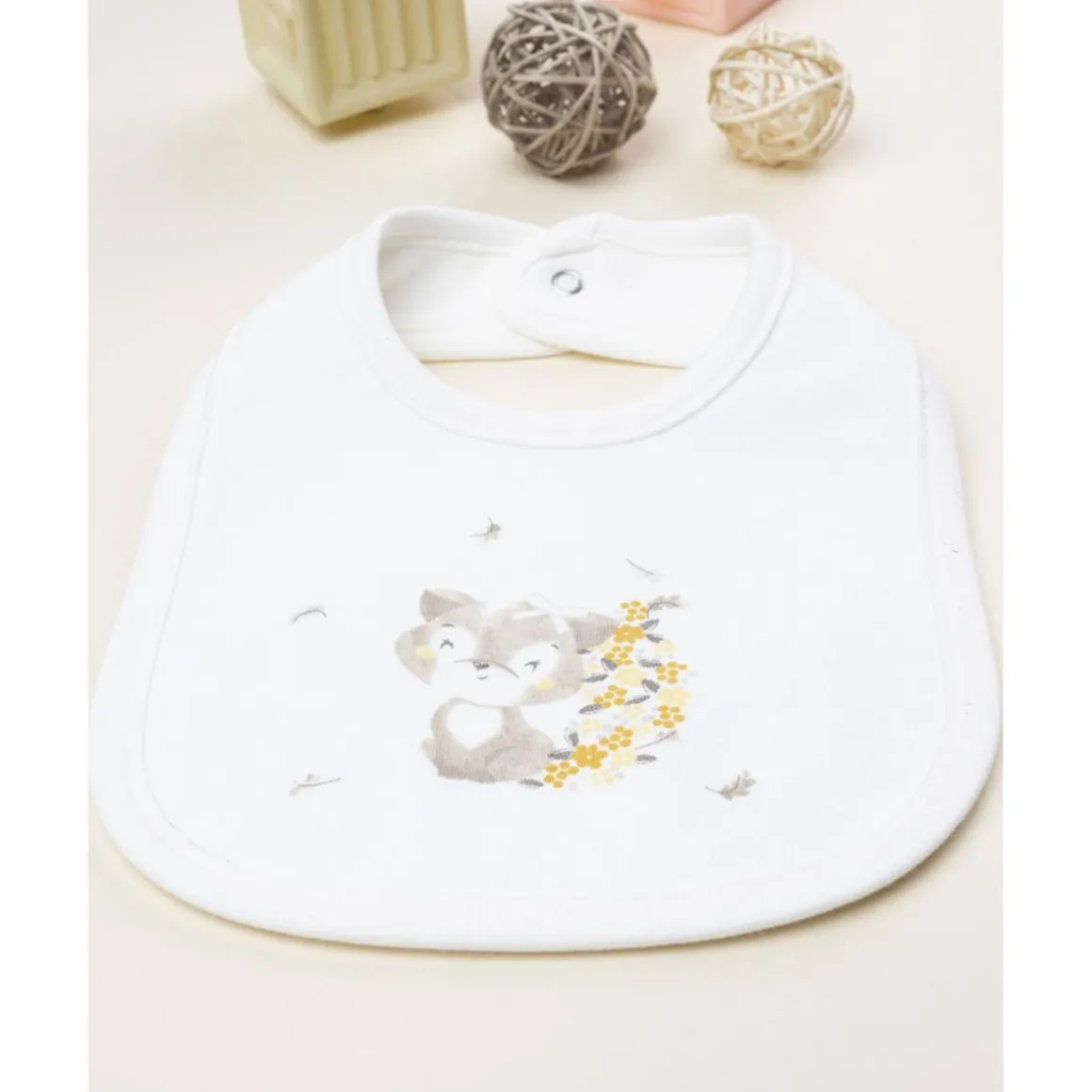 Babero para bebés en color crema con estampado