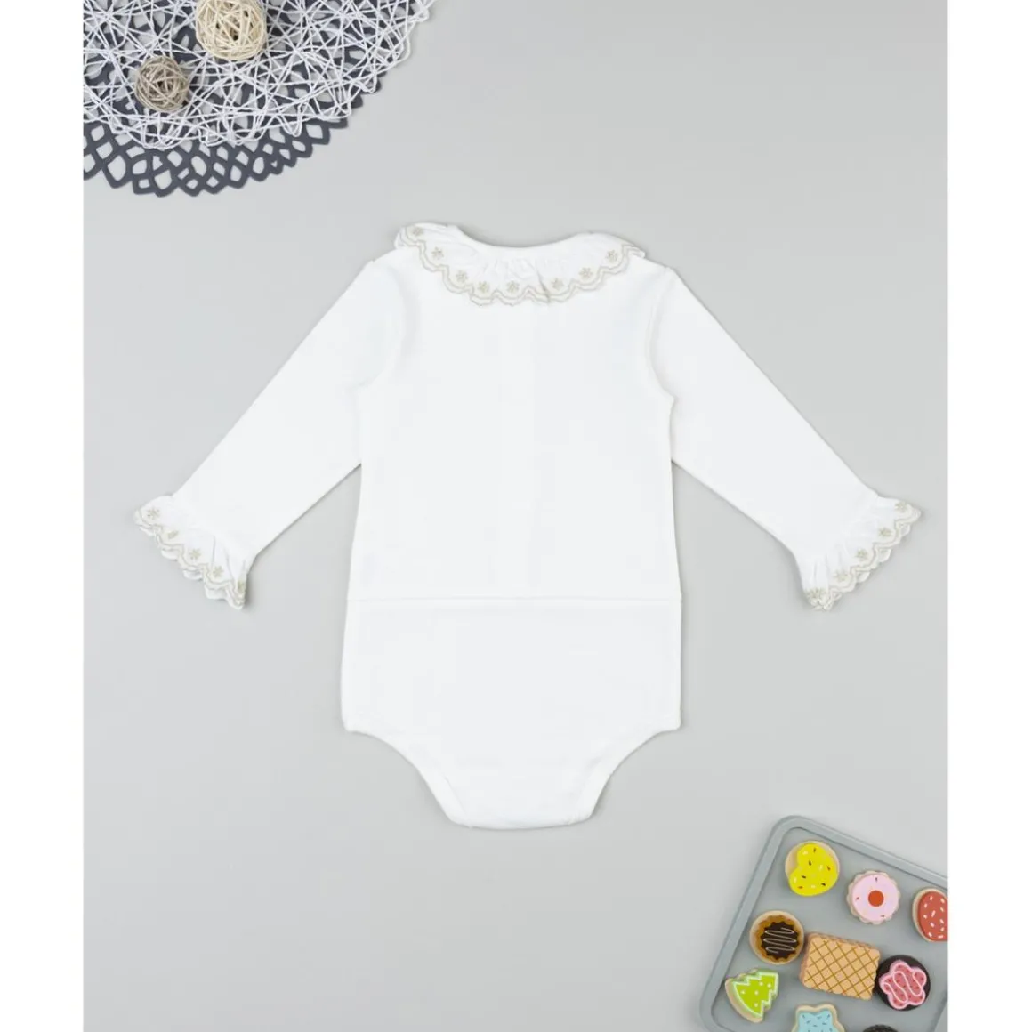 Body bebé blanco con cuello bordado