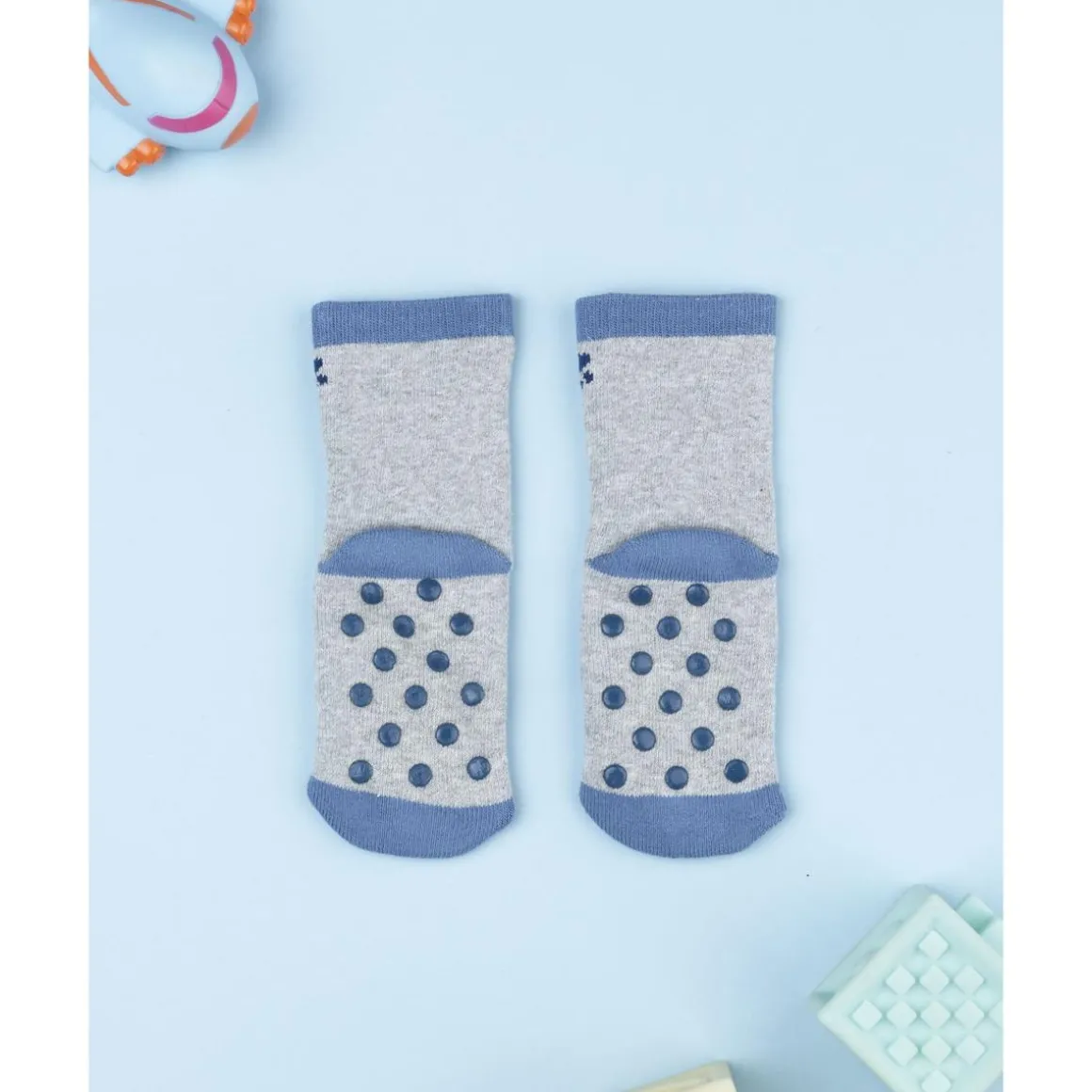 Calcetines antideslizantes de niño gris y azul con perrito