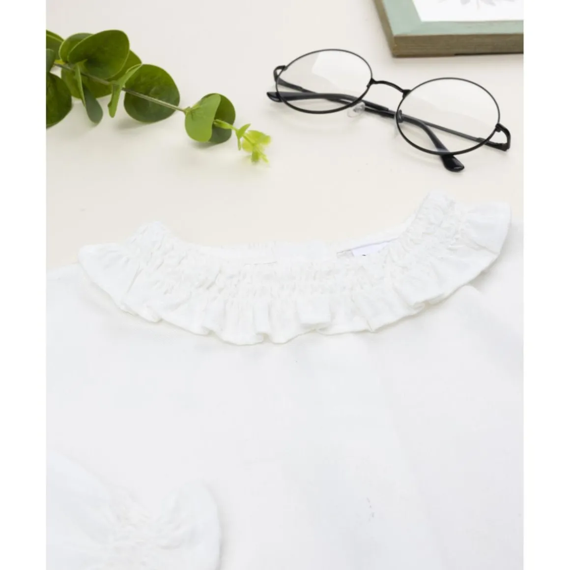 Camisa blanca de niña con volante