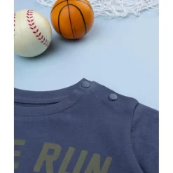 Camiseta azul con estampado 