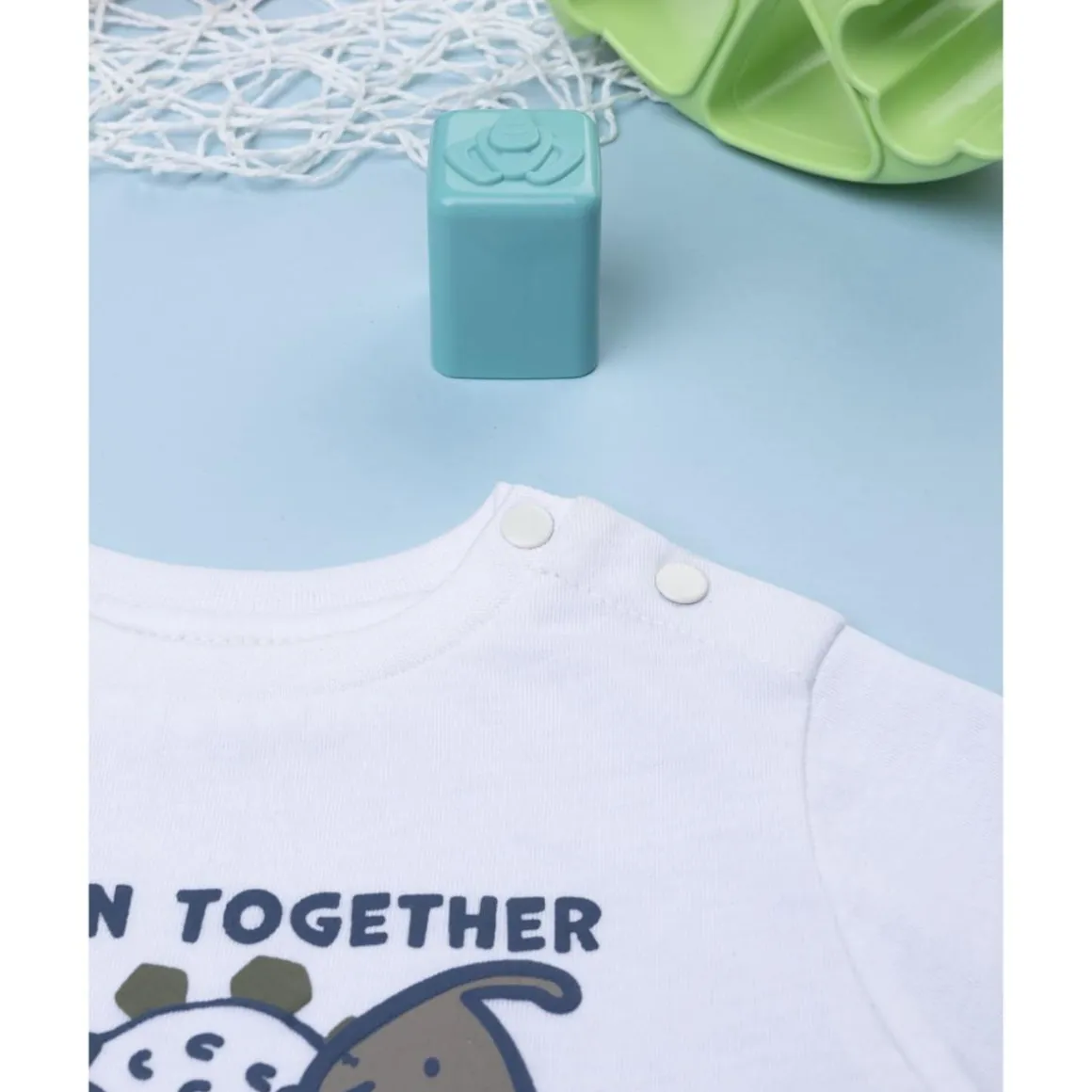 Camiseta blanca con dinosaurios niño
