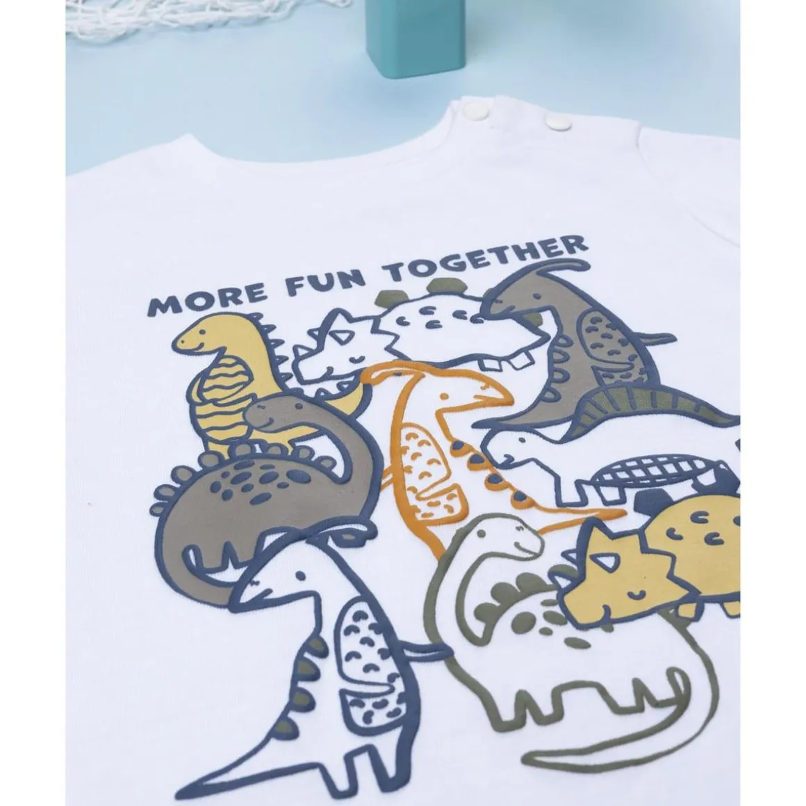 Camiseta blanca con dinosaurios niño