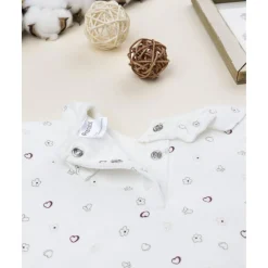 Camiseta blanca de niña con corazones y volantes