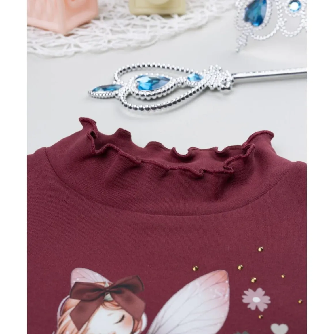 Camiseta cuello alto niña burdeos con hada