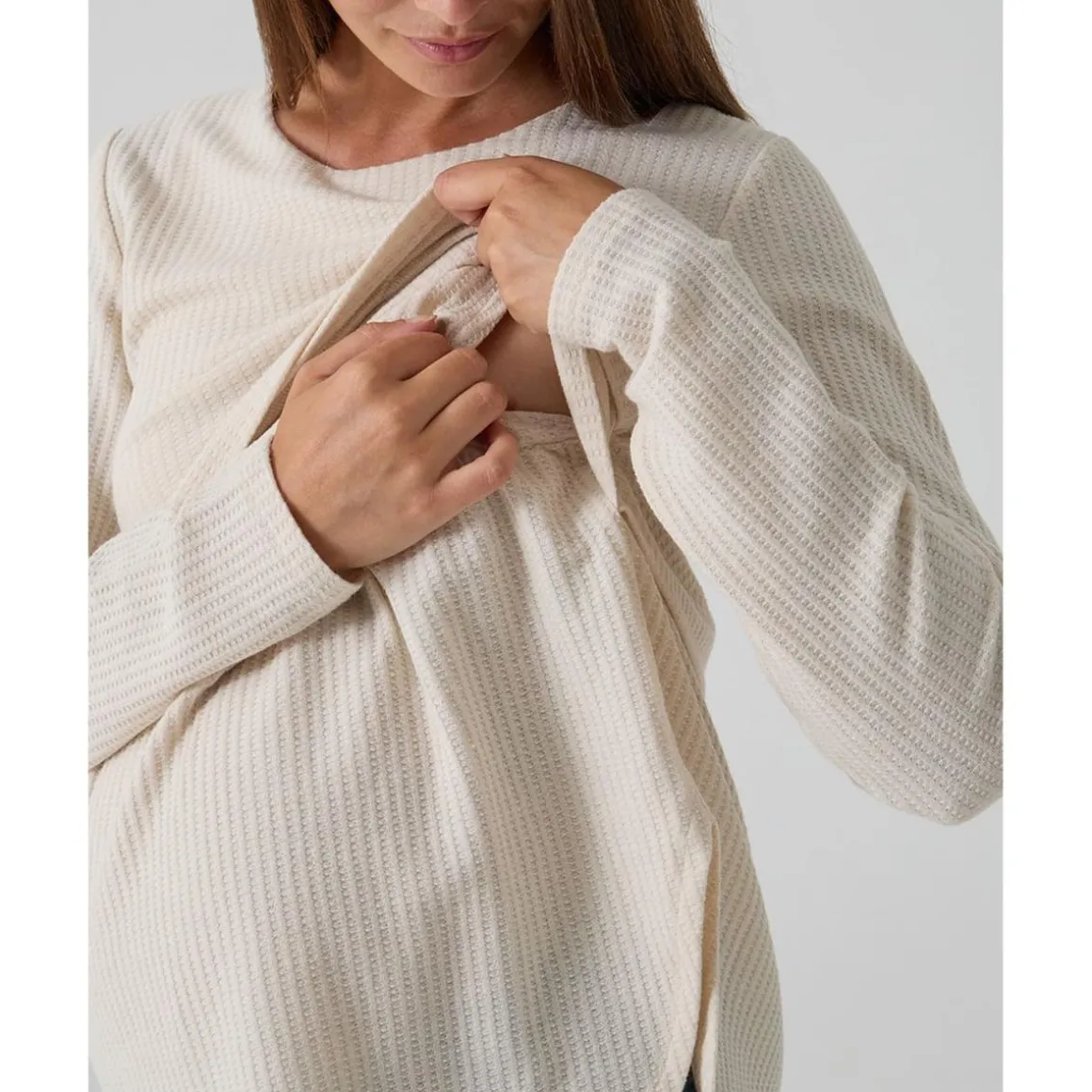 Camiseta de lactancia y premamá en tejido waffle color crema