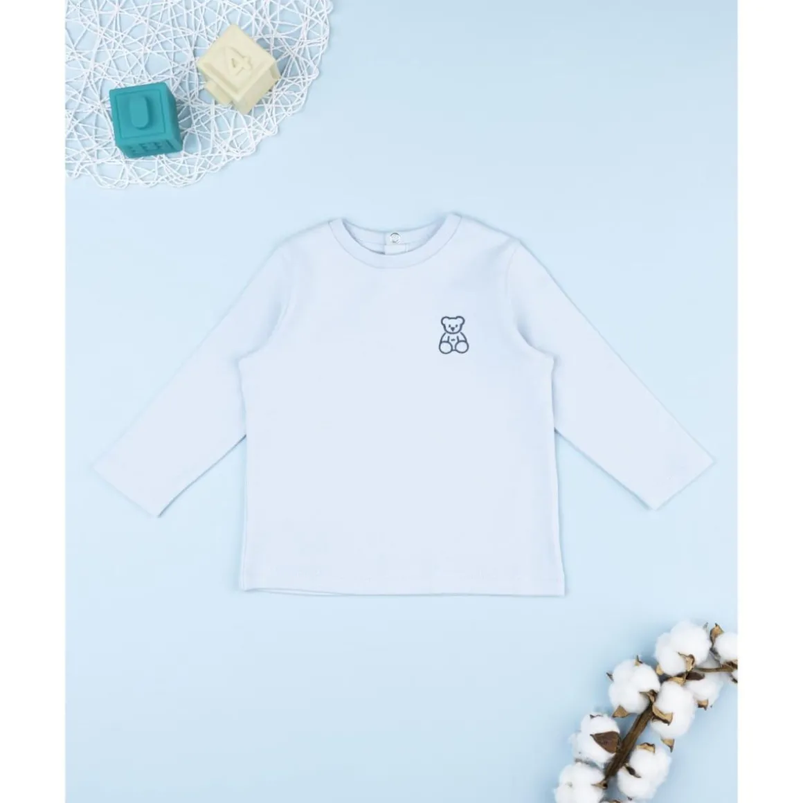 Camiseta de niño azul con parche de oso