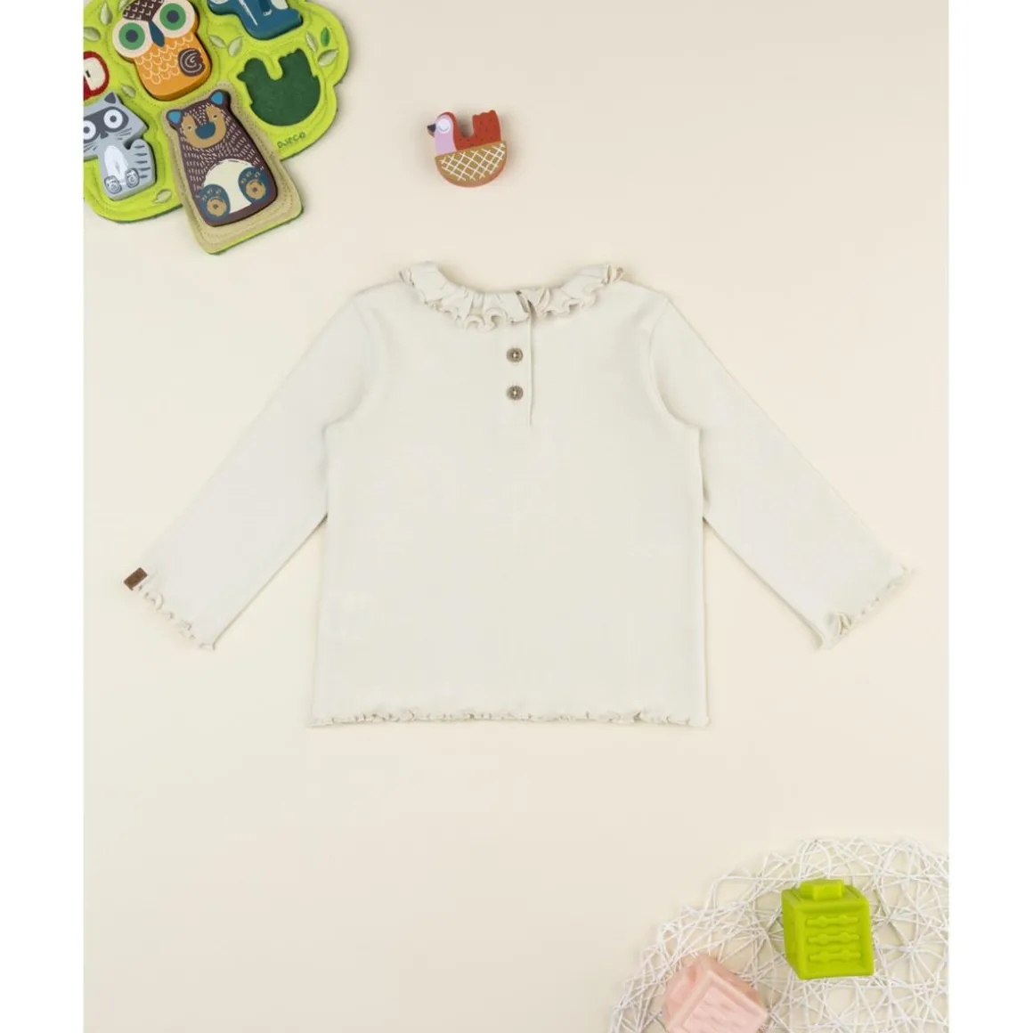 Camiseta niña color crema con bordado cuello