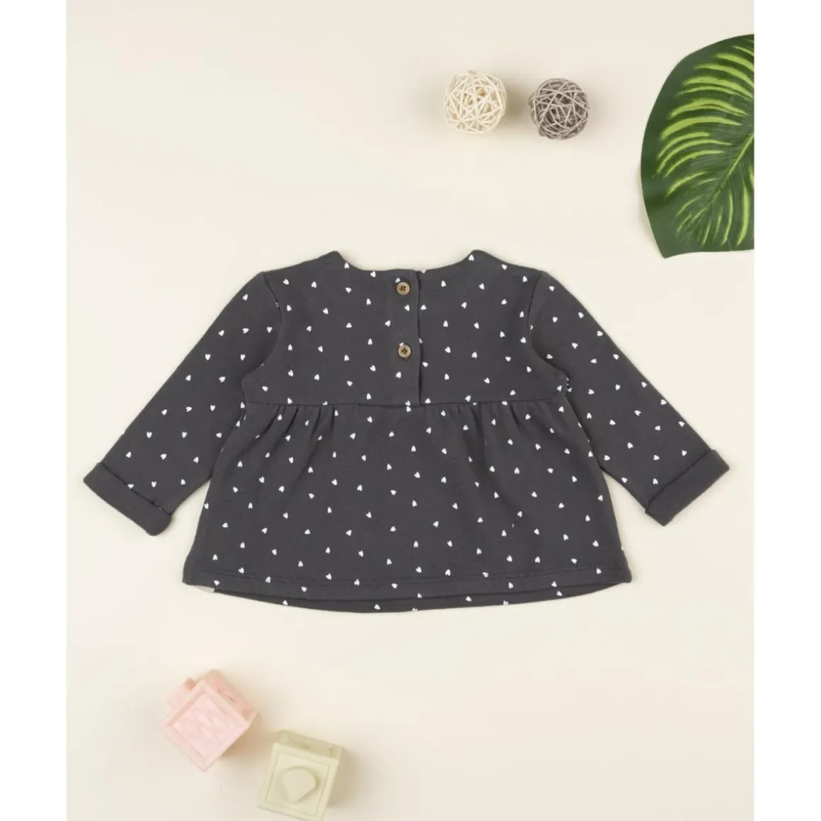 Camiseta niña gris con corazones