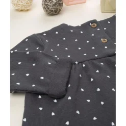 Camiseta niña gris con corazones