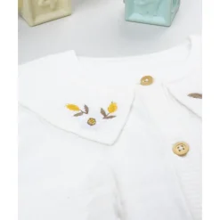 Cardigan blanco con bordados para niña