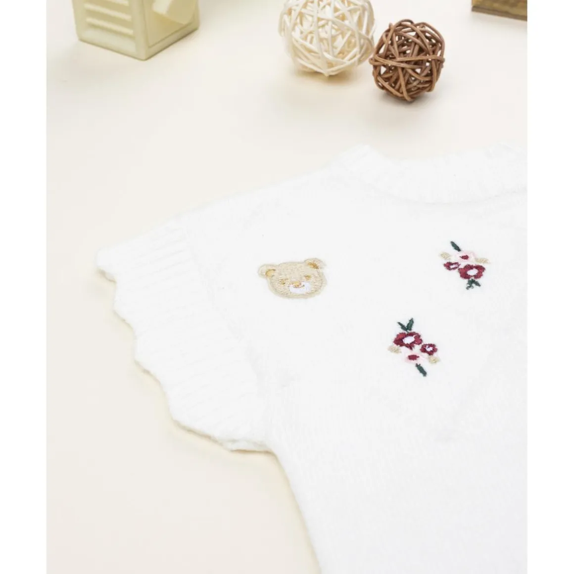 Chaleco de niña blanco bordado