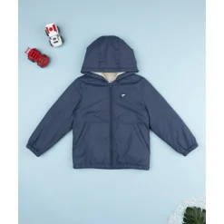 Chaqueta cortavientos azul con forro polar