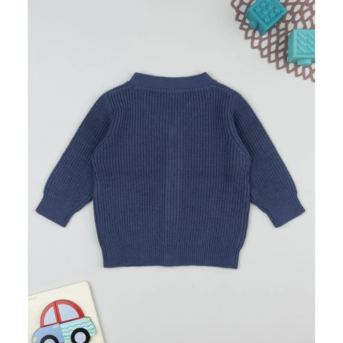 Cárdigan de niño azul tricotado