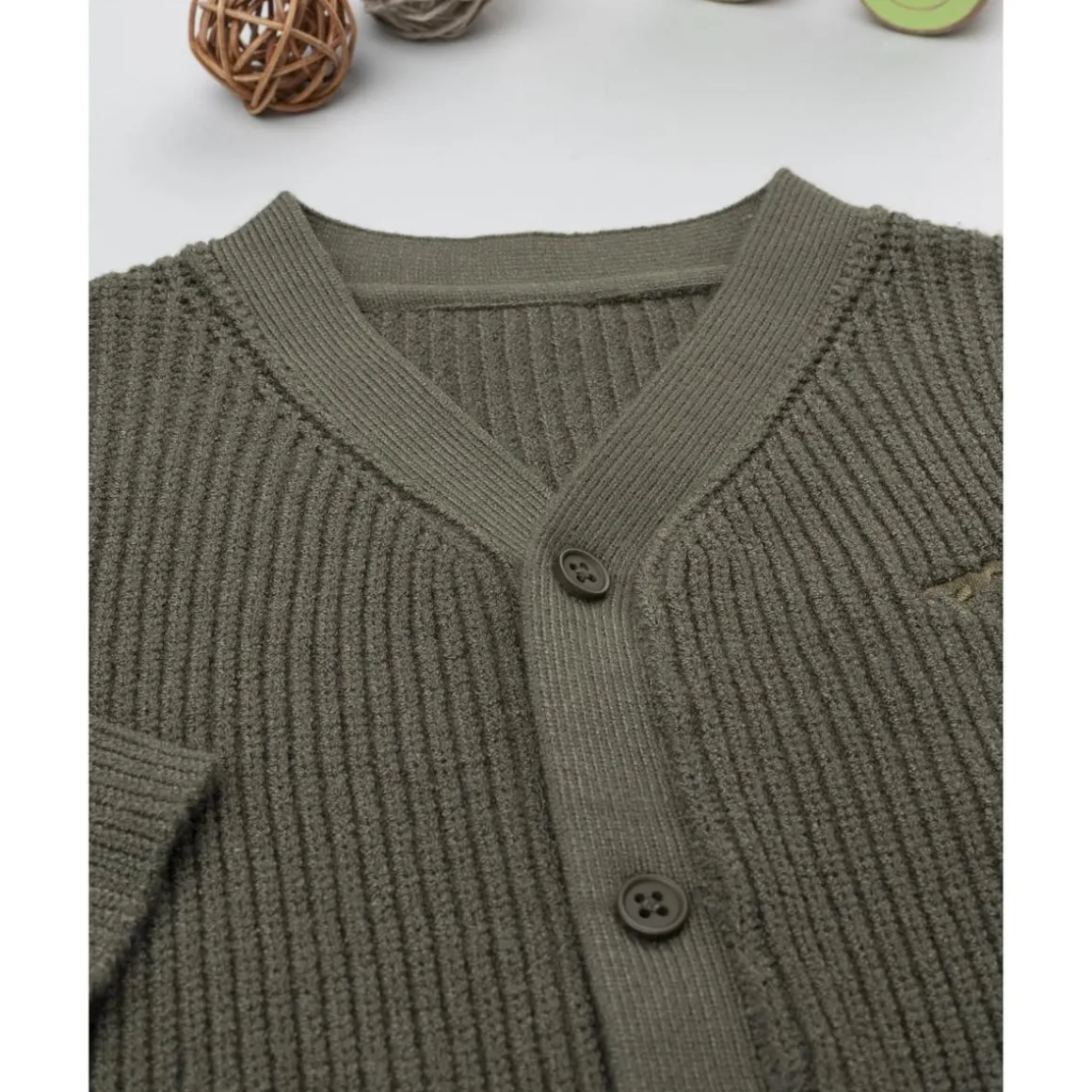 Cárdigan de niño verde tricotado