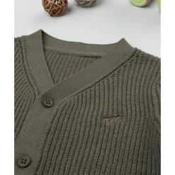 Cárdigan de niño verde tricotado