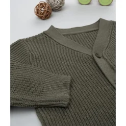 Cárdigan de niño verde tricotado