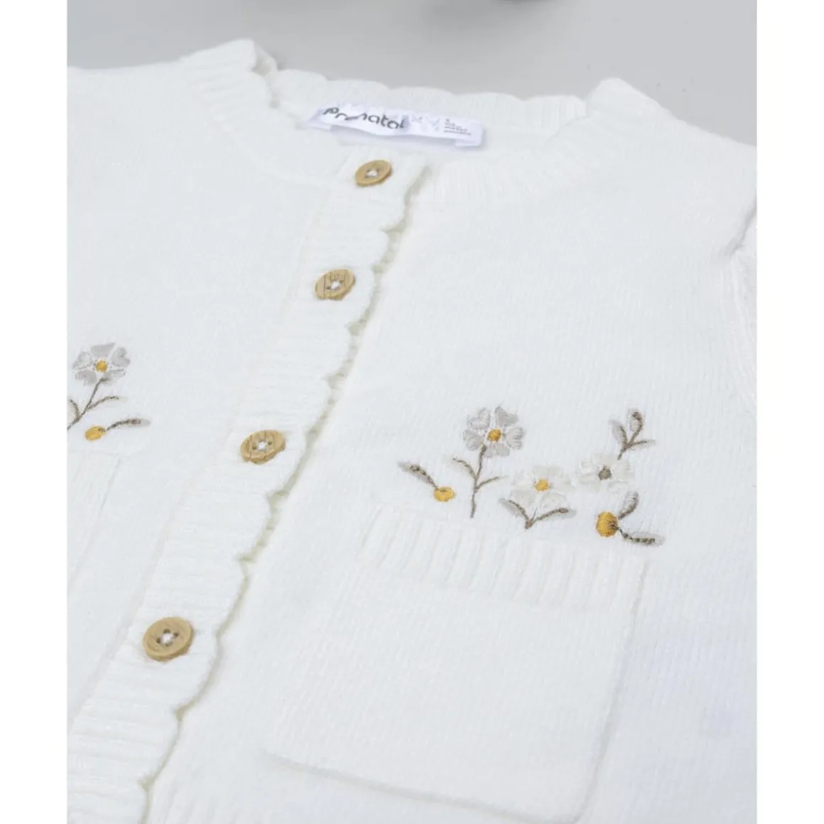 Cárdigan tricot de niña con flores bordadas