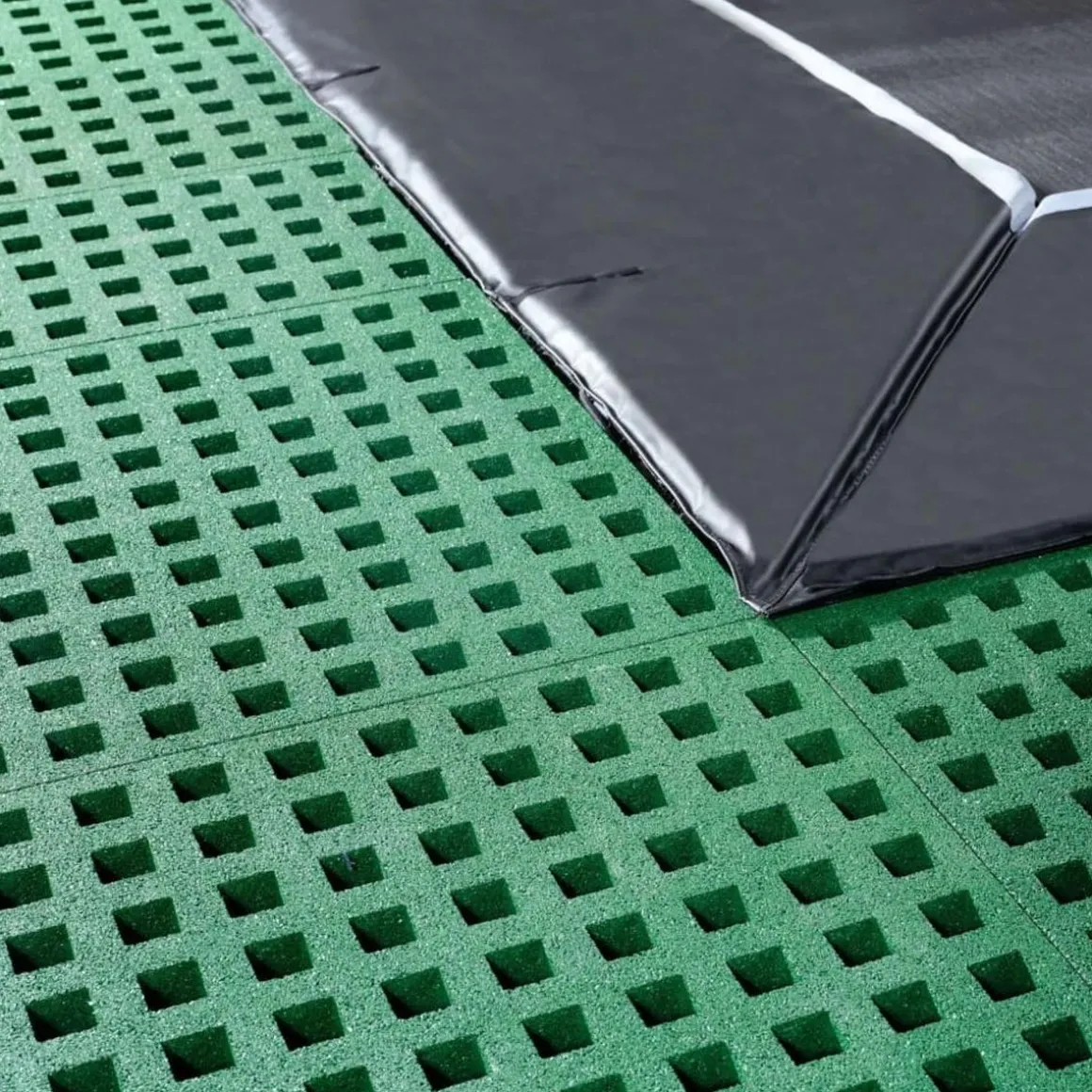 Exit - Cama elástica de suelo Dynamic 305 x 519 cm negro con perímetro de seguridad
