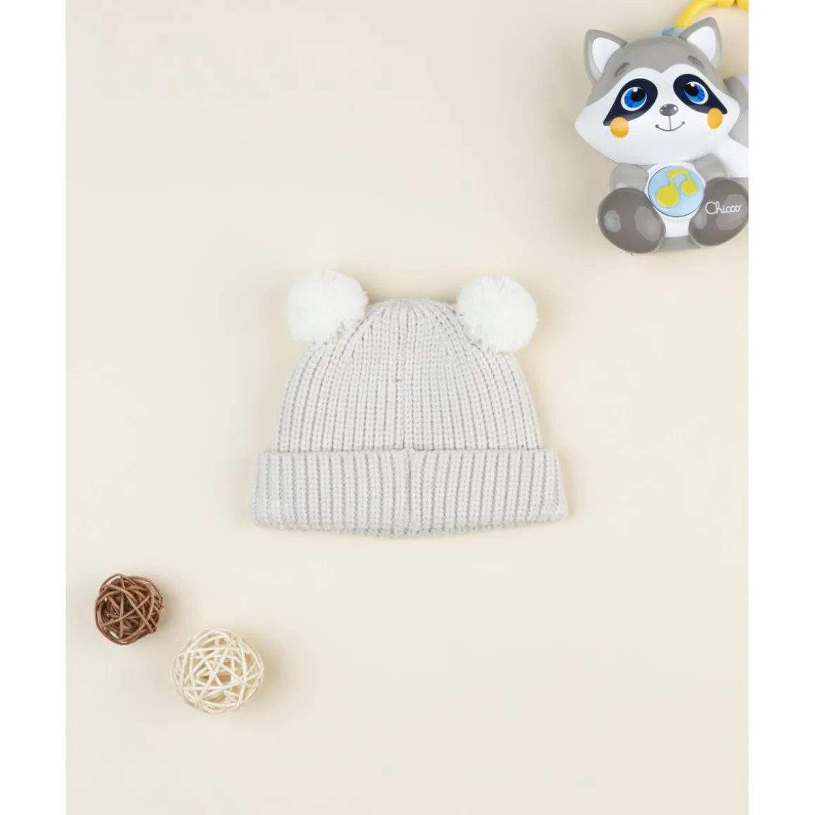 Gorro de recién nacido beige con osito bordado