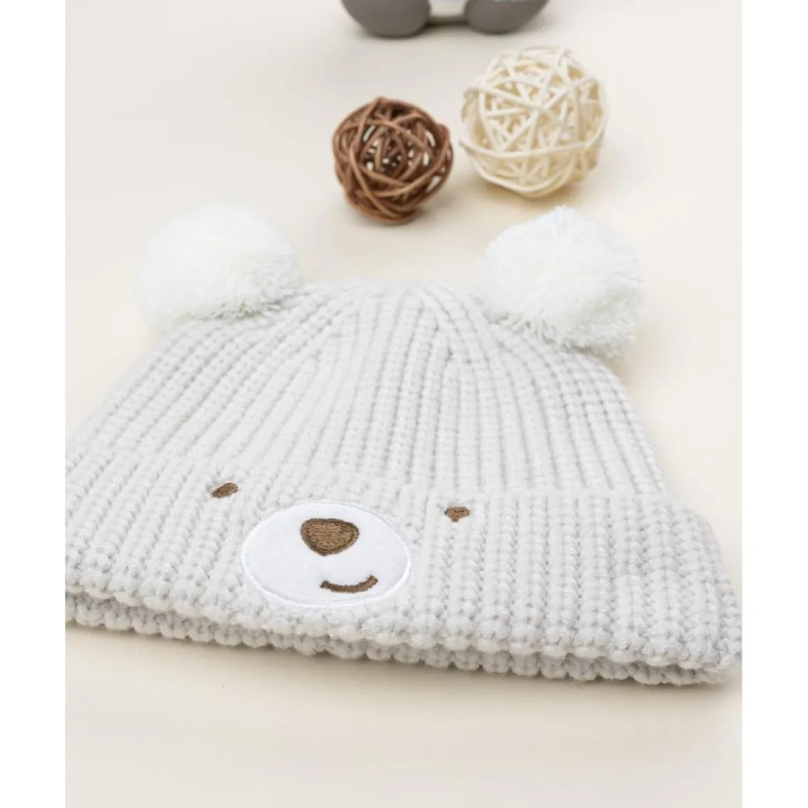 Gorro de recién nacido beige con osito bordado
