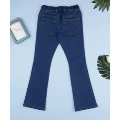 Jeans azul con bordado corazón para niña