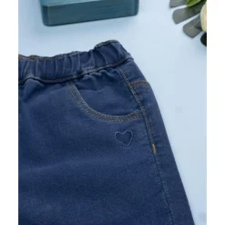 Jeans azul con bordado corazón para niña