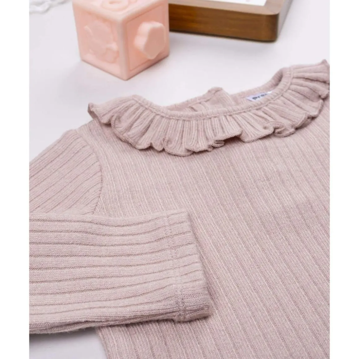 Jersey rosa de cuello alto para niña
