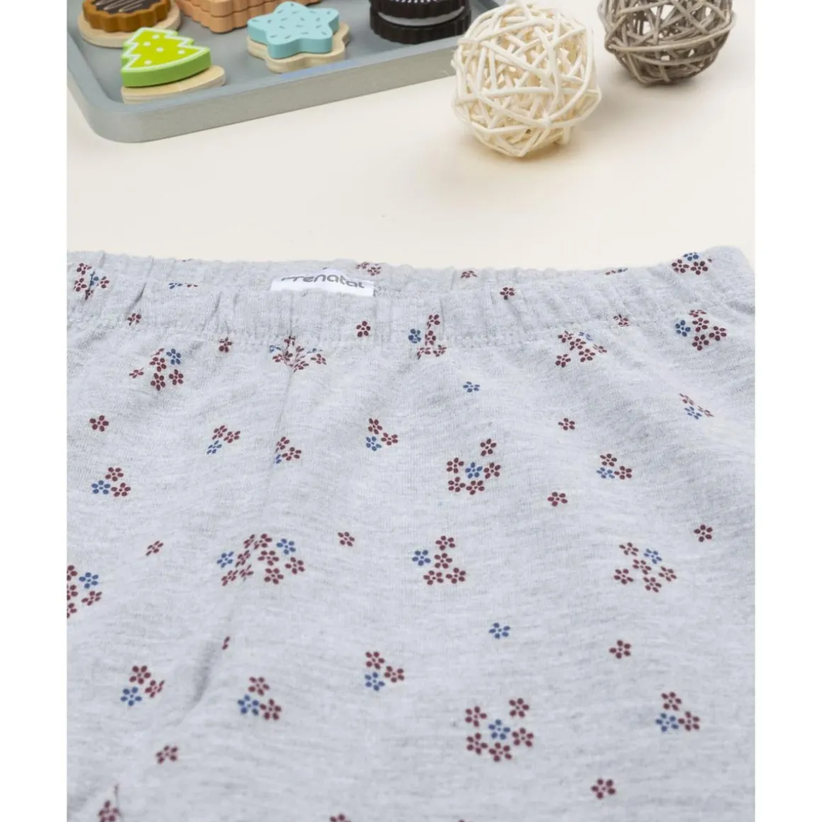 Leggings grises de niña con estampado floral allover