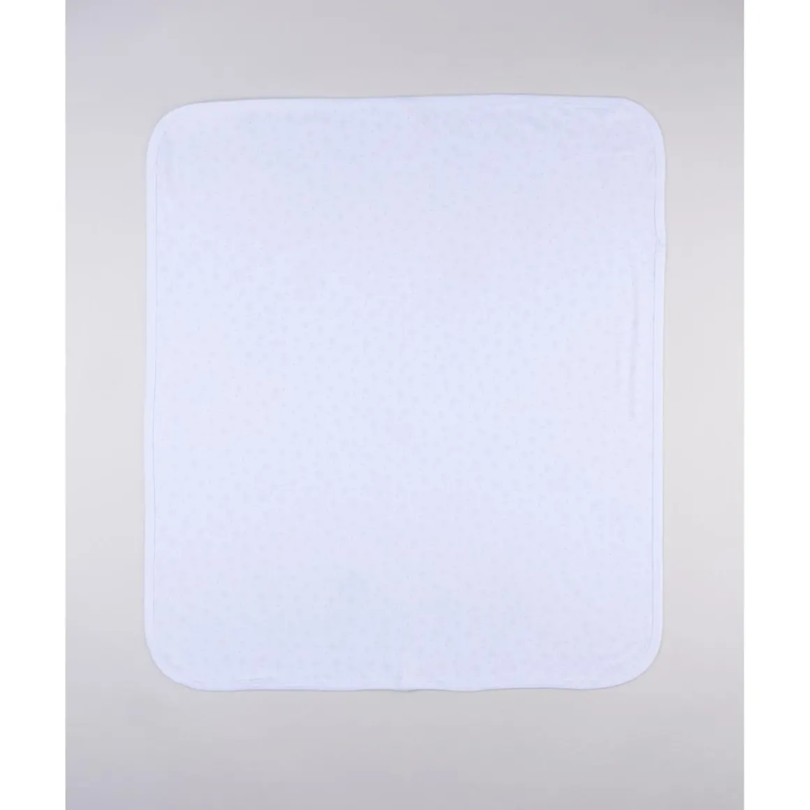 Manta blanca con estampado gris para recién nacido