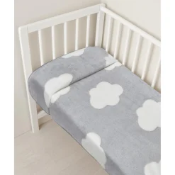 Manta para cuna de peluche sintético gris con nubes