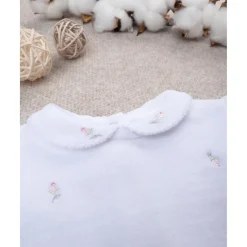 Monito de bebé blanco con osito de regalo