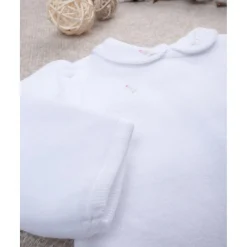 Monito de bebé blanco con osito de regalo