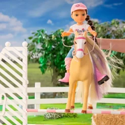 Nancy - Muñeca articulada con caballo y accesorios de cuidado ㅤ