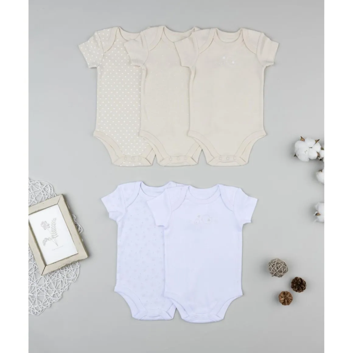 Pack de 5 bodies para reciénita beige y blanco