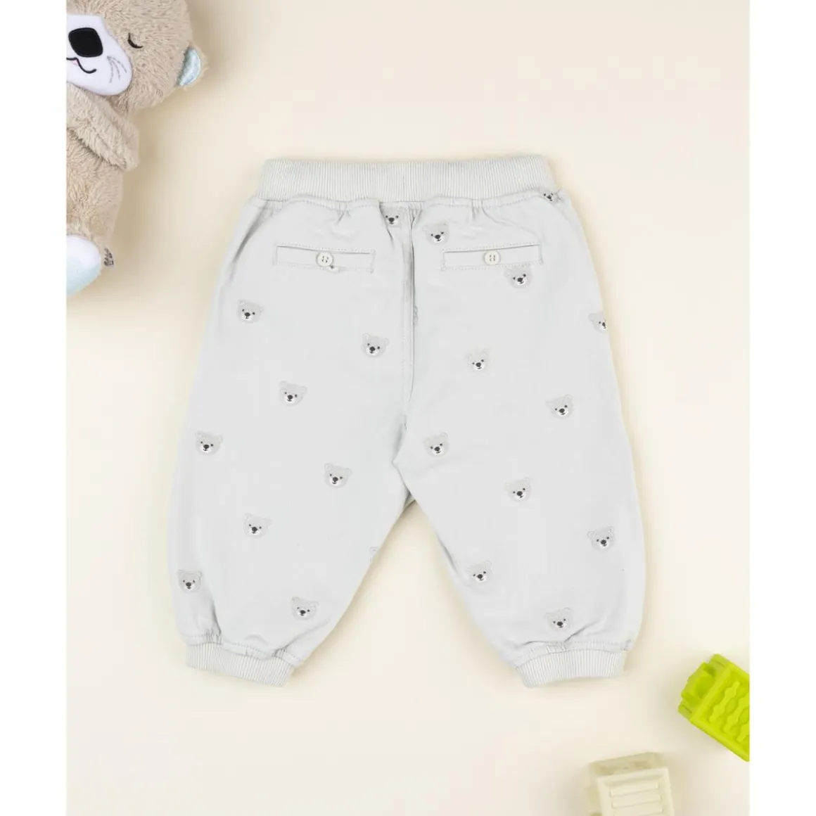 Pantalón beige de niño con estampado allover de ositos