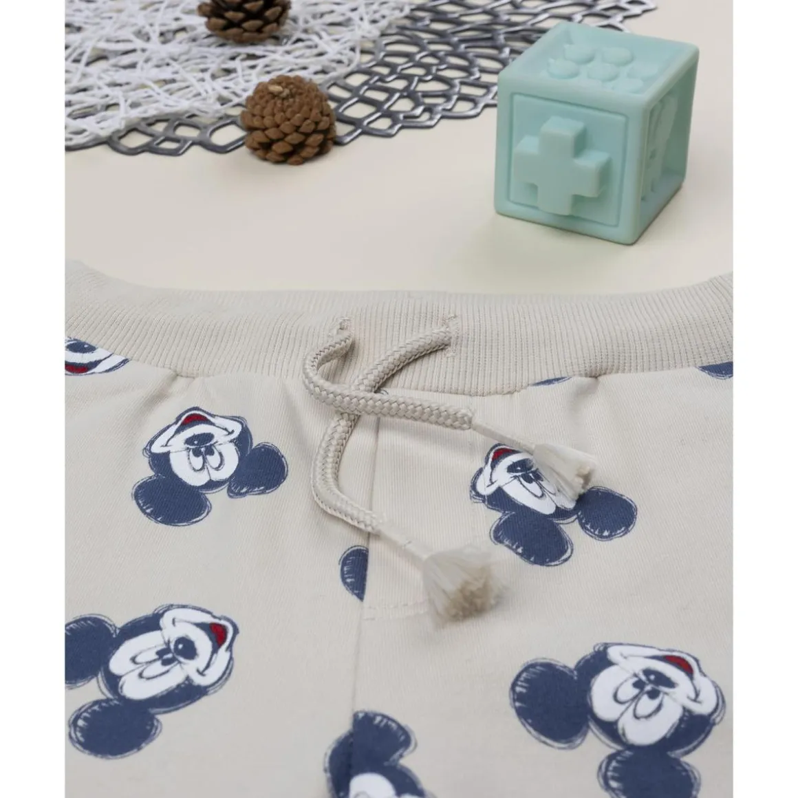 Pantalón beige para niño con estampado de Mickey Mouse