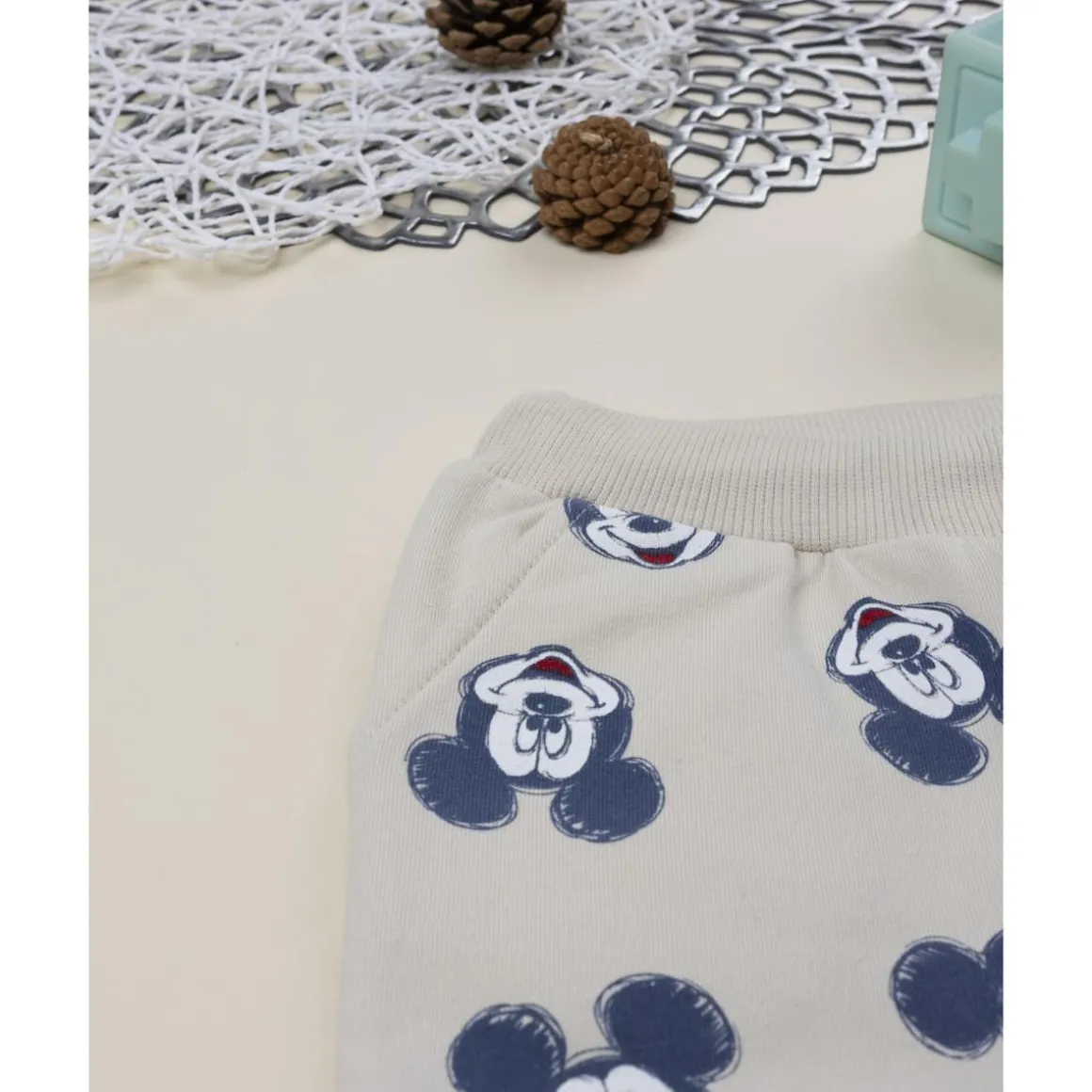 Pantalón beige para niño con estampado de Mickey Mouse