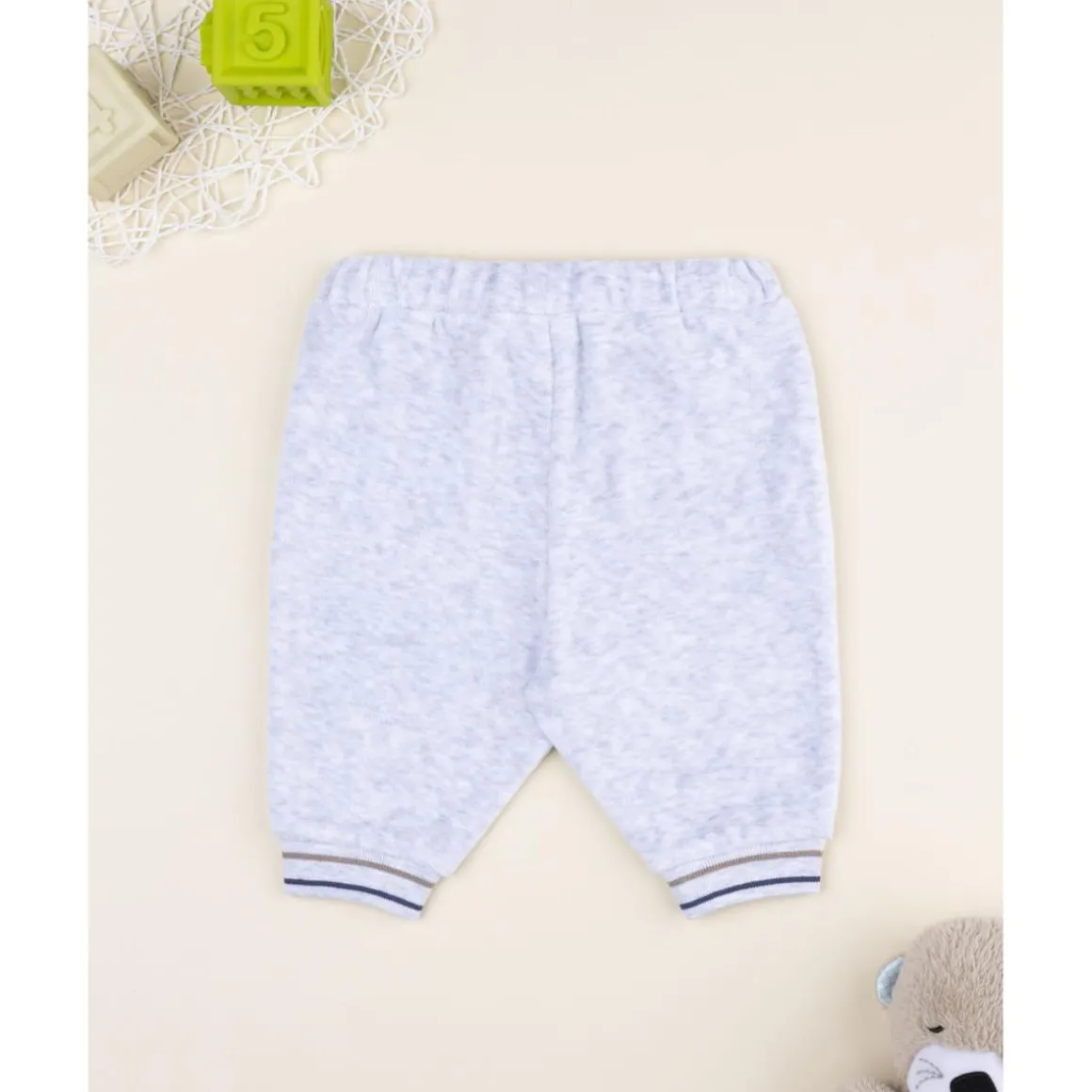 Pantalón de terciopelo gris claro con parche de osito