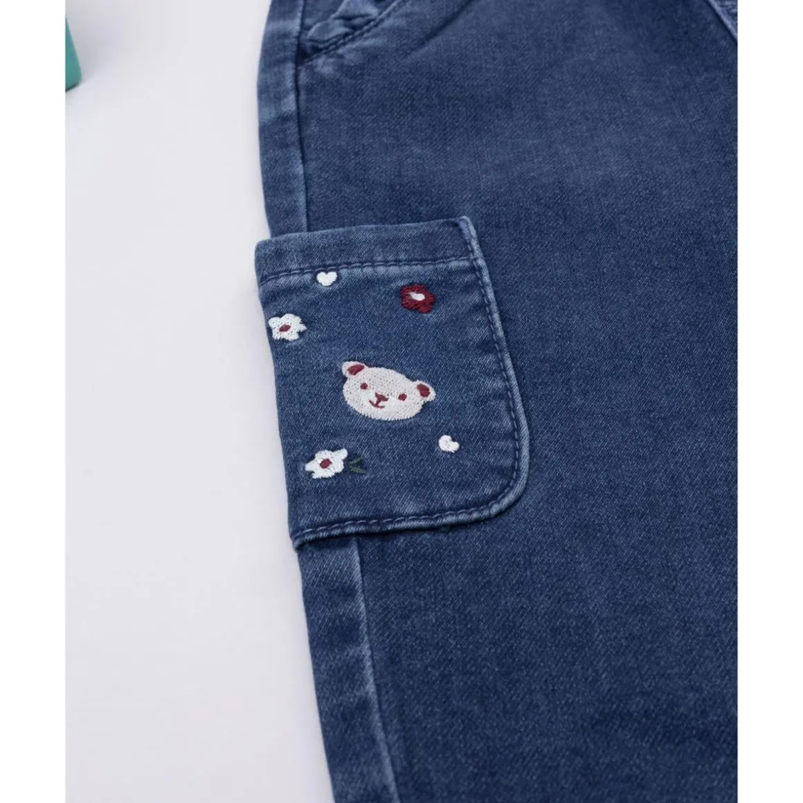 Pantalón denim de niña con bordados
