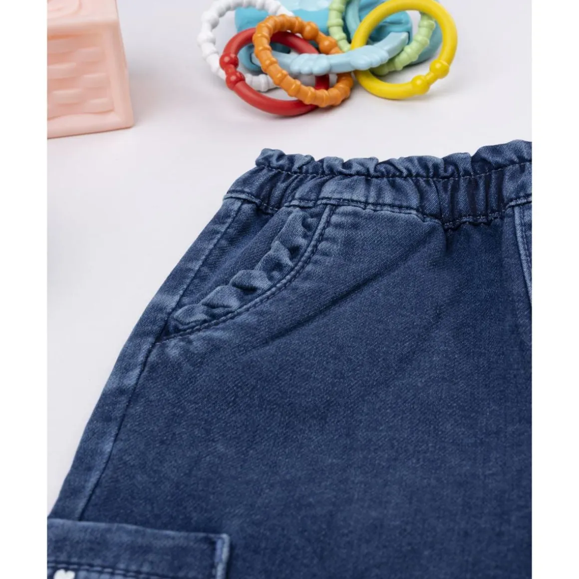 Pantalón denim de niña con bordados