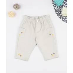Pantalón niña beige con bolsillos y bordados
