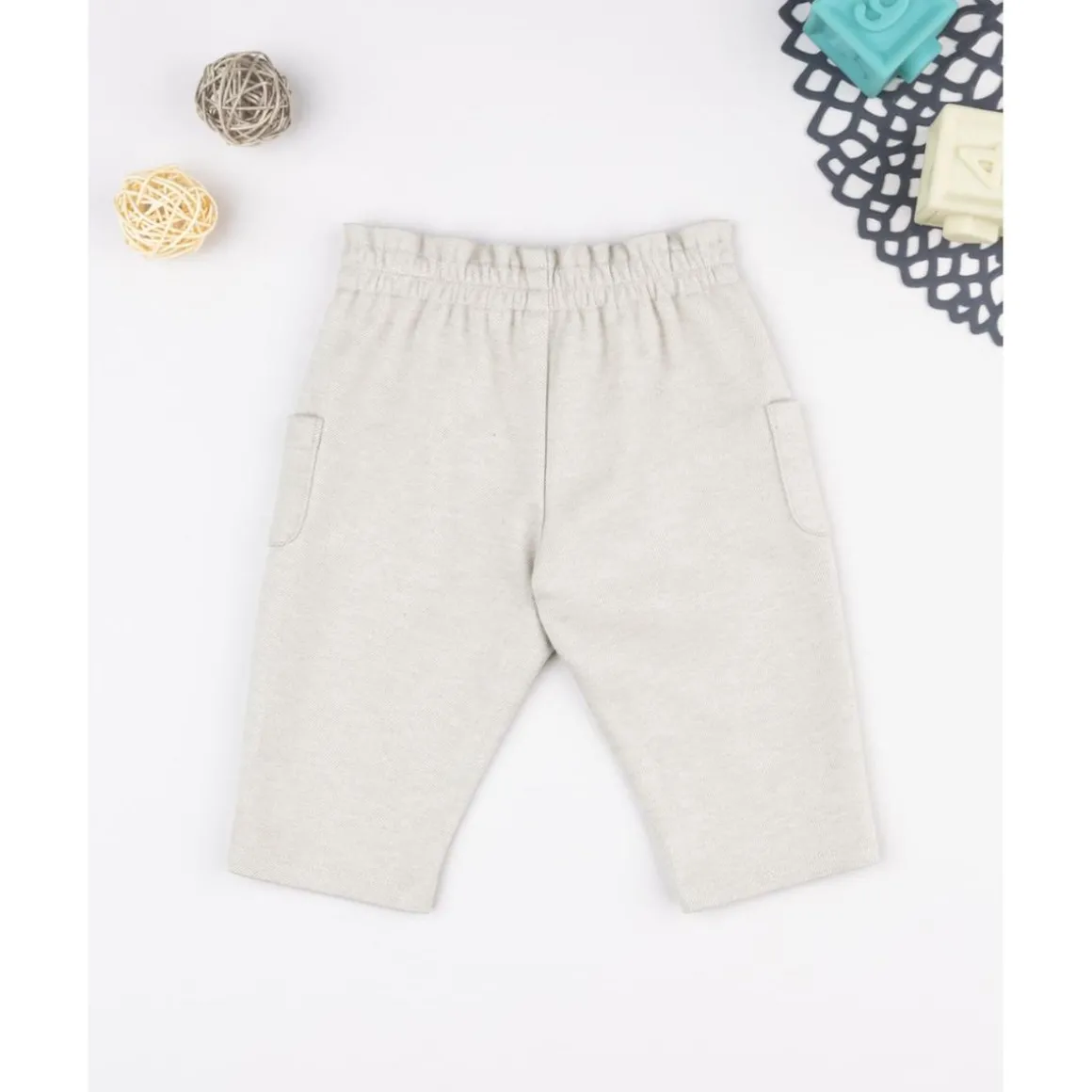 Pantalón niña beige con bolsillos y bordados