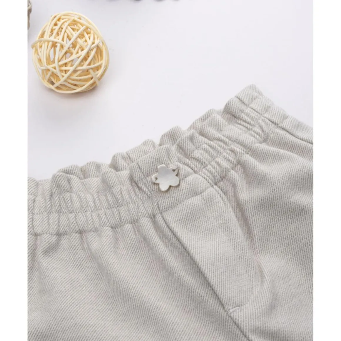 Pantalón niña beige con bolsillos y bordados