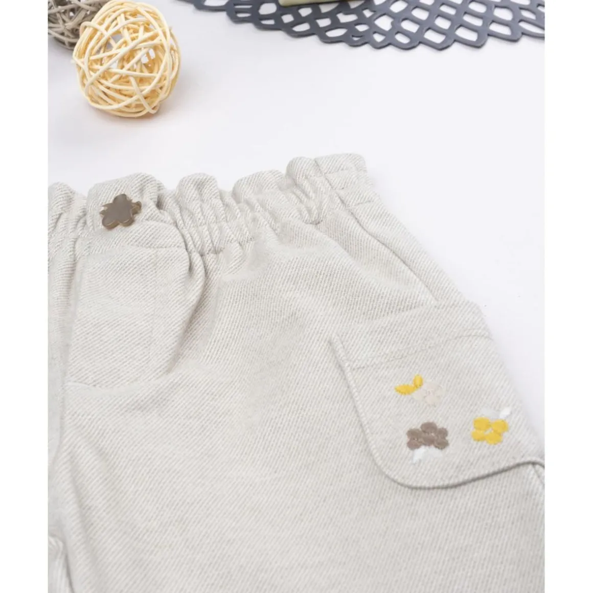 Pantalón niña beige con bolsillos y bordados