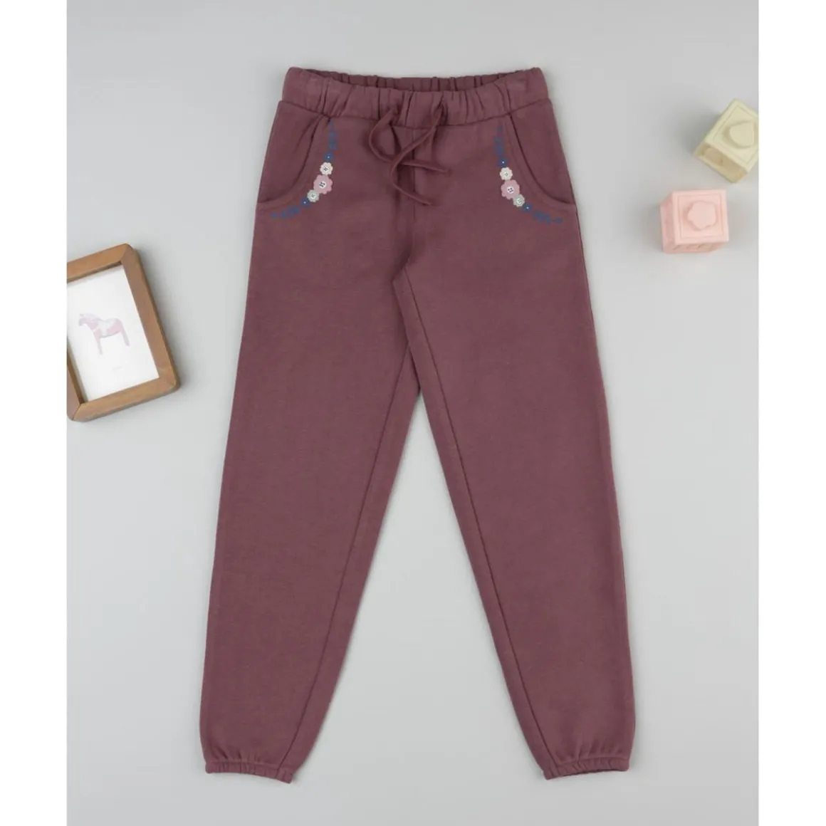 Pantalón niña rosa oscuro con bordados florales