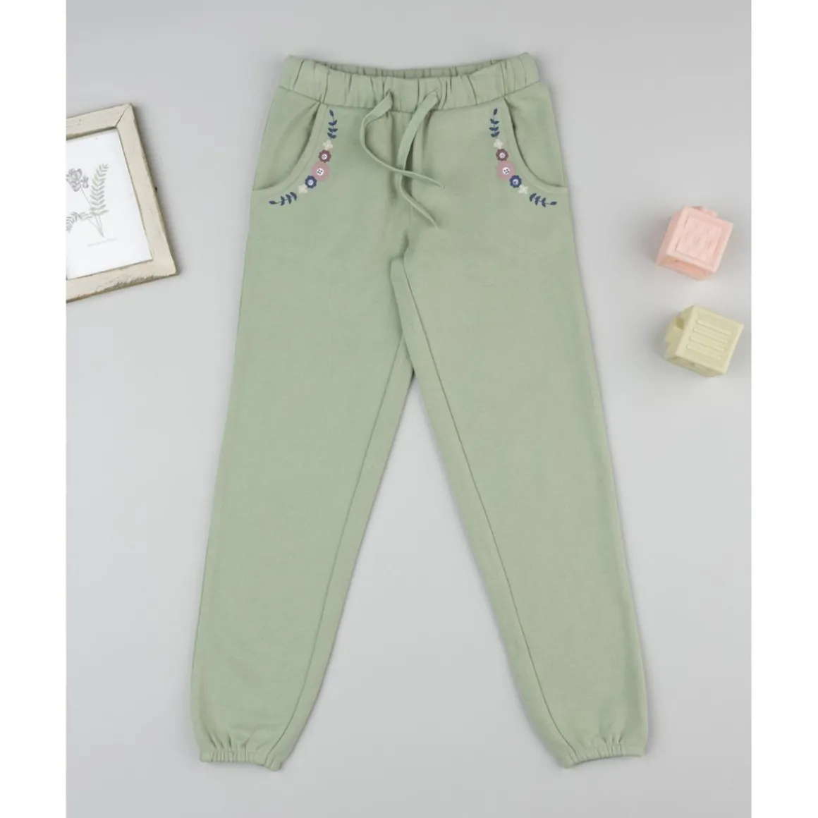 Pantalón niña verde con bordado de flores