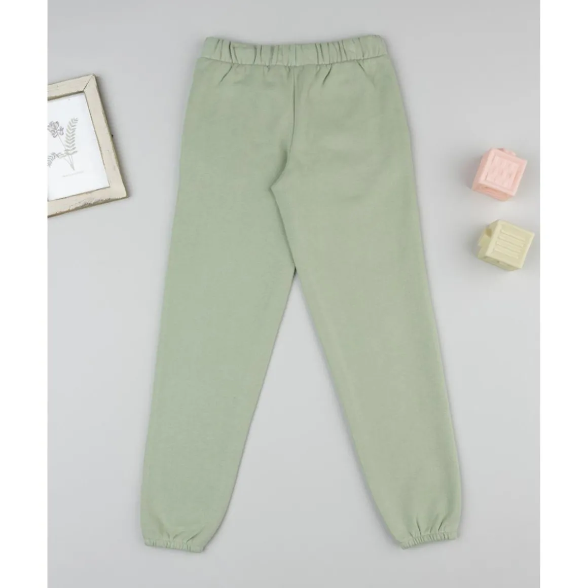 Pantalón niña verde con bordado de flores